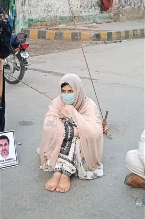 aima_kh's tweet photo. پشتونوں اور بلوچوں  کی عیدیں بچھڑنے والوں کی قبروں پر فاتحہ خوانی کرتے ہوئے اور لاپتہ افراد کی بازیابی کیلئے قرآن خوانی کرتے ہوئے گزر جاتا ہے،
یہ عید بھی باقی عیدوں کی طرح پیاروں کی واپسی کی امید آنکھوں میں سجائے تکلیف دہ یادوں کے ساتھ گزر جائے گا،
#EndEnforcedDisappearances https://t.co/sPOpTiNCHu