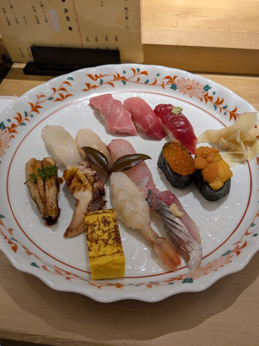 break0725's tweet photo. 今日の昼は、お初の塩竈「鮨 しらはた」（すし哲本店は訪問済み）
おまかせにぎりと若い板さんお勧めの銀たらの粕汁をいただく。
クリーミーで身がほろほろくずれてくる粕汁は絶品！
高い新鮮なネタが美味しいのは当然にしても…
締めのシャーベットも嬉しい😆
#鮨しらはた https://t.co/6QDT2L16tg