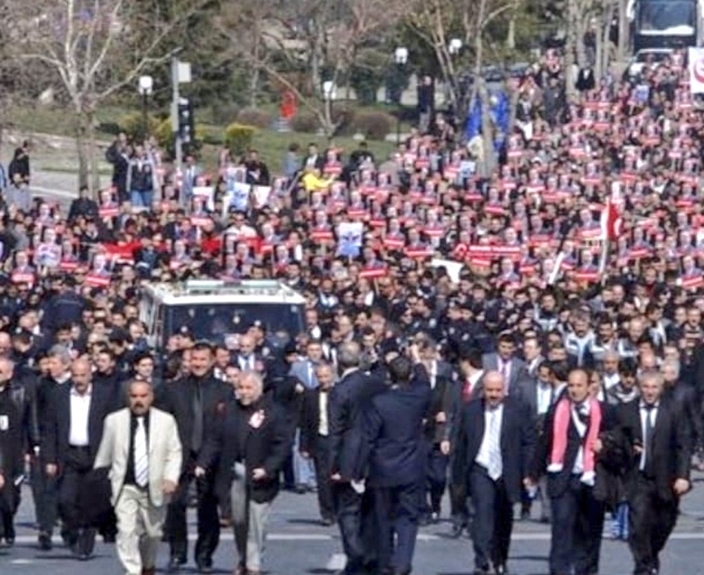 Anadolu kıtası büyüklüğündeki musalla taşının başında milletine veda ederken, hocanın merhumu nasıl bilirdiniz sorusuna ağlamaktan mecali kalmamış biz mukabele edemezken hislerimize revân olmuş arka sıralardaki Çeçen Mücahitlerin şöyle dediğine şahit olduk;Biz Onu Türkiye biliriz