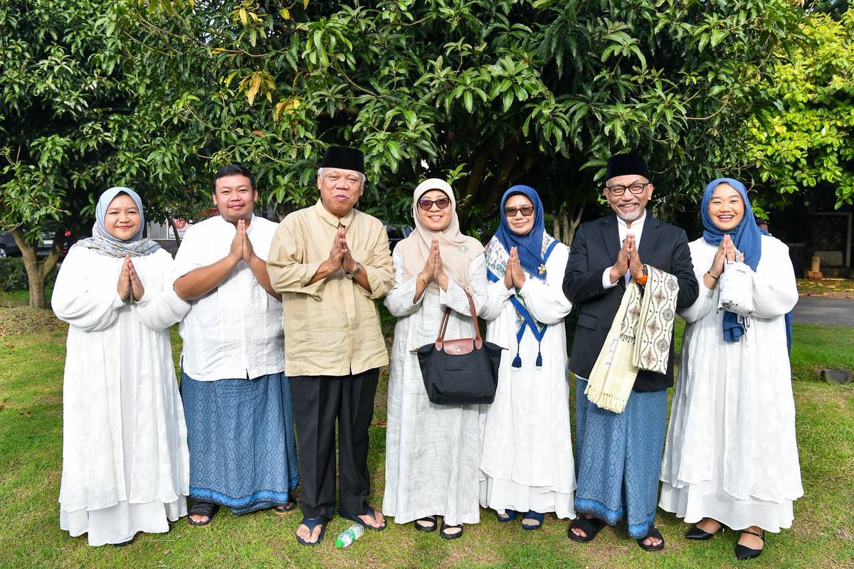 Presiden PKS Ahmad Syaikhu menjadi Imam dan Khotib Sholat Idul Fitri 1446 H di Lapangan Kemang Pratama 2, Kec. Rawalumbu, Kota Bekasi, Jawa Barat, Senin (31/3/2024). 

Sholat Idul Fitri ini juga dihadiri oleh Kepala Otorita Ibu Kota Nusantara (IKN) Basuki Hadimuljono.