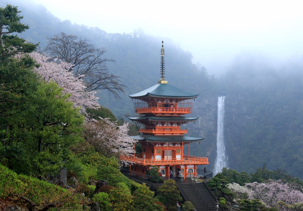 nkosn's tweet image. アメリカの国際的ニュース誌「TIMEタイム」
が発表した「The World’s Greatest Places of 2025（世界で最もすばらしい場所2025)」の
「Places to Visit（訪れるべき場所）」部門で
那智勝浦町の世界遺産である #熊野那智大社 と
#那智山青岸渡寺 が選ばれました✨👏🏻