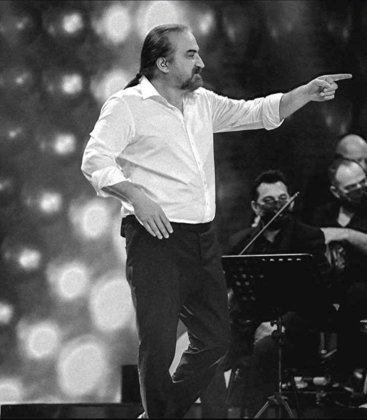 Seni, sesini, şarkılarını ve en önemlisi cesaretini ve dik duruşunu asla unutmayacağız ..Söylemek istediklerini her zaman cesurca ve korkusuzca söyledi ve gitti .. #volkankonak 🤍