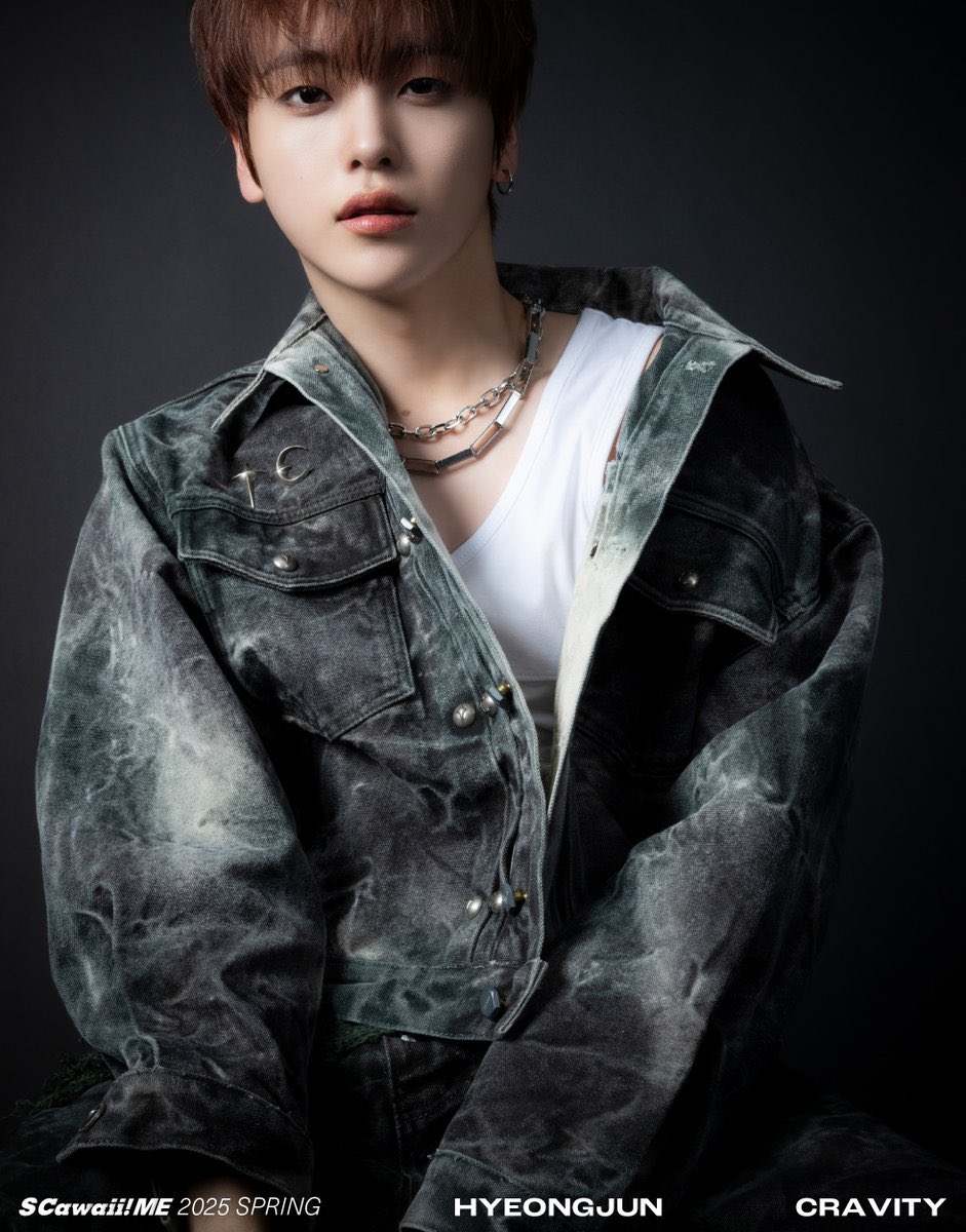 O917_Kang's tweet photo. 강쥐즈••• 서로를 고르다•••

#형준→#민희

‘민희는, 나쁜 남자(웃음). 딱히 뭐가 있는 것도 아닌데 끌리는 사람이 있잖아요. 민희는 그런 타입이에요. 좋아하게 되면 안 된다고 생각하는데, 깨달으면 좋아하게 된다고 할까...... 그렇다고 민희가 나쁜 건 아니지만요. 성격도 상냥하지 않고, 멤버들에게도 애정 표현은 절대 하지 않습니다. 민희가 애정을 표현하는 것은 #LUVITY 에게만’(#형준)