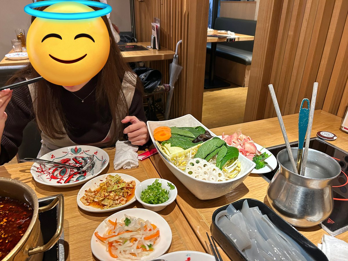 渋谷の火鍋屋さん、飲み放題付きで3800円とかいう神コスパで最高すぎた！！〆の麺までしっかり大量に食べたけど、激辛で汗かいたからか薬膳効果か次の日むくみスッキリだった。50円でパクチー追加できるからラムしゃぶとたっぷりのお野菜と春雨と大量に食べた💚