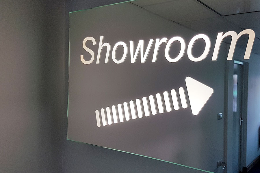 #Mirrors are useful for so much more than checking how we look!
They're ideal for increasing the perception of size, adding light to a room, reinforcing branding &amp; simply creating stylish designs.
We create #bespokemirrors in a variety of finishes
ow.ly/s7vG50VqluZ