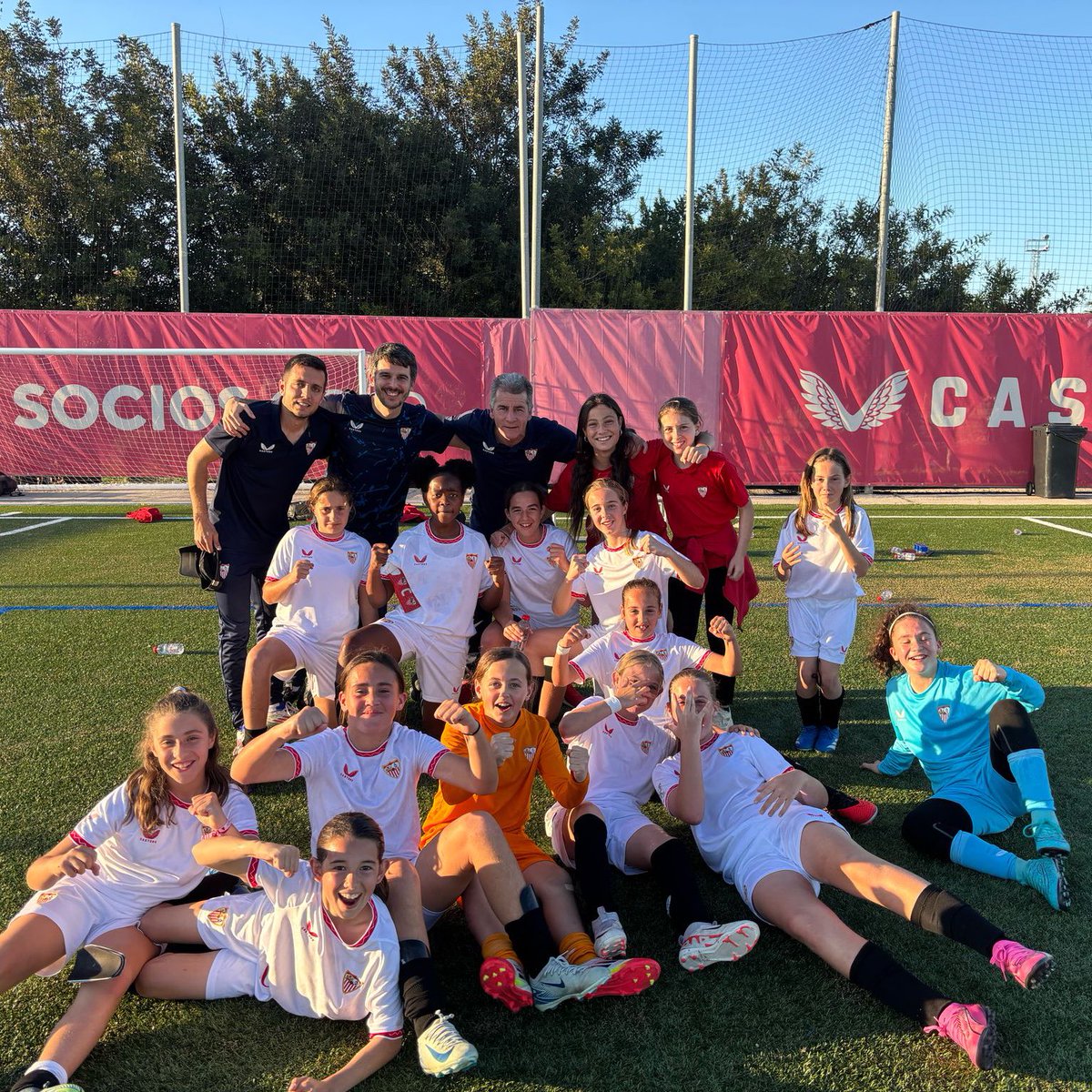 CANTERA | Triunfo de las de <a href="/JustoAnzuga3/">Justo Anzuga</a> en la 3ª Andaluza Alevín masculina este fin de semana:

#SevillaFCFem Alevín ⚪️🔴 4-1 CD Estepa Industrial 

⚽️ Nadia (2), Valeria Fernández y Valeria Mico. 💪🏻

#CanteraSevillaFC