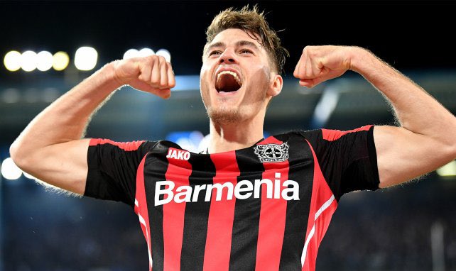 Und glaubt ihr auch, dass dieser junge Mann morgen besonders freundlich begrüßt wird?