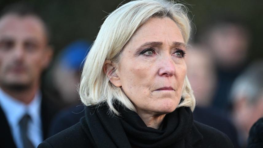 LBleuBlancRouge's tweet image. 🚨ALERTE INFO - LES JUGES VIENNENT D’EXCLURE MARINE LE PEN DE LA COURSE À LA PRÉSIDENTIELLE ET DÉCIDER À LA PLACE DES FRANÇAIS. 

En un mois, le système aura fait fermer une chaîne de télévision et empêcher aux Français la possibilité de pouvoir voter pour la première opposante…