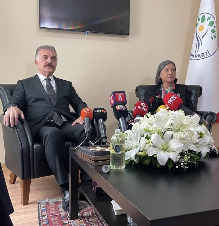 Ayrıntıya dikkat!

Protokol kuralıdır, otururken ceket düğmelenmez.

Kendilerine makam ve koltuk tahsis eden siyasi tanrıları karşısında bu kuralı uygulayamayanlar; aynı üst düzey taklacılığı ziyaret ettikleri DEM Parti’ye de göstermişler.

Sinan’ın ateşi hepinizi yakacak!