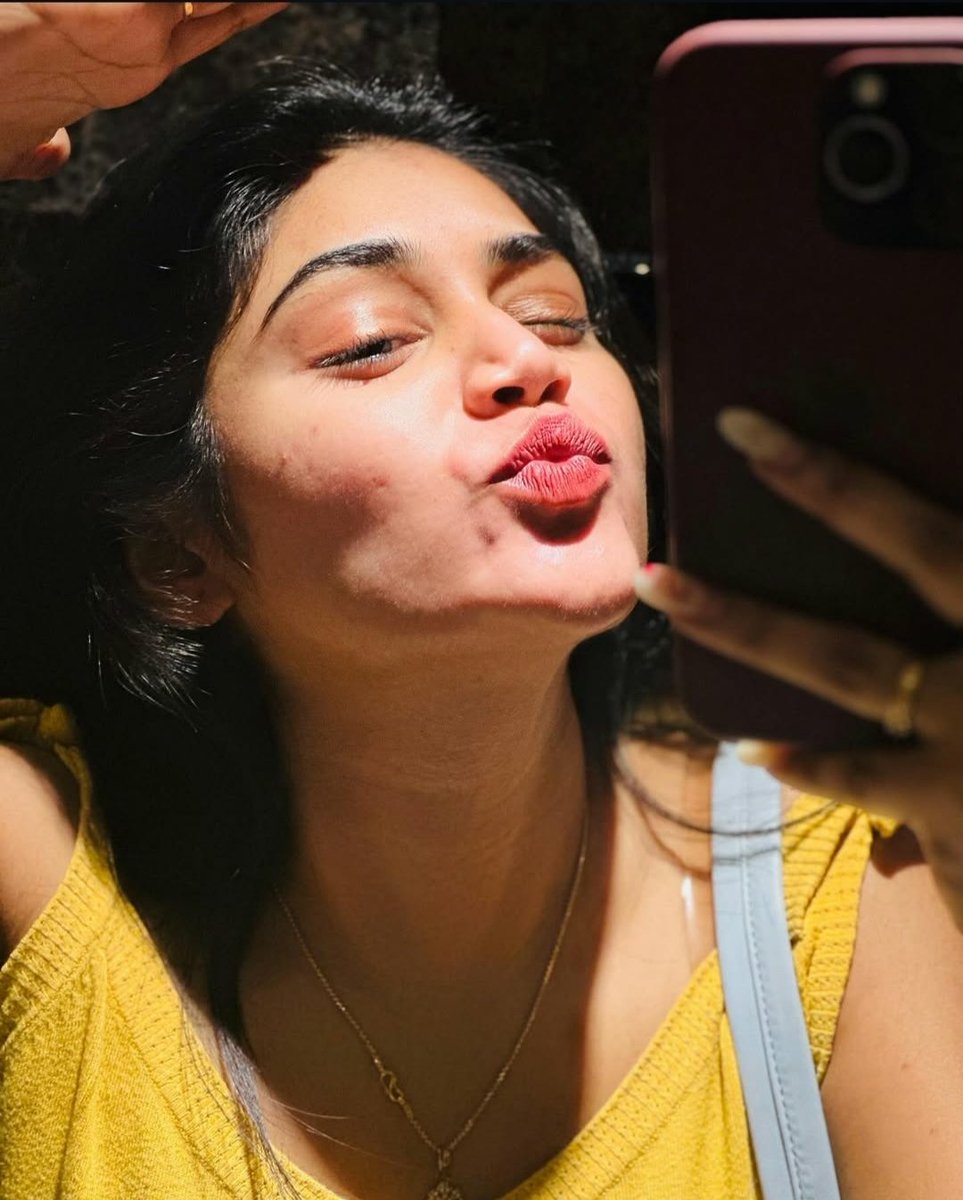 I'm back 🥰🥰

Kisne miss kiya mujhe sach sach batana😊😊😊