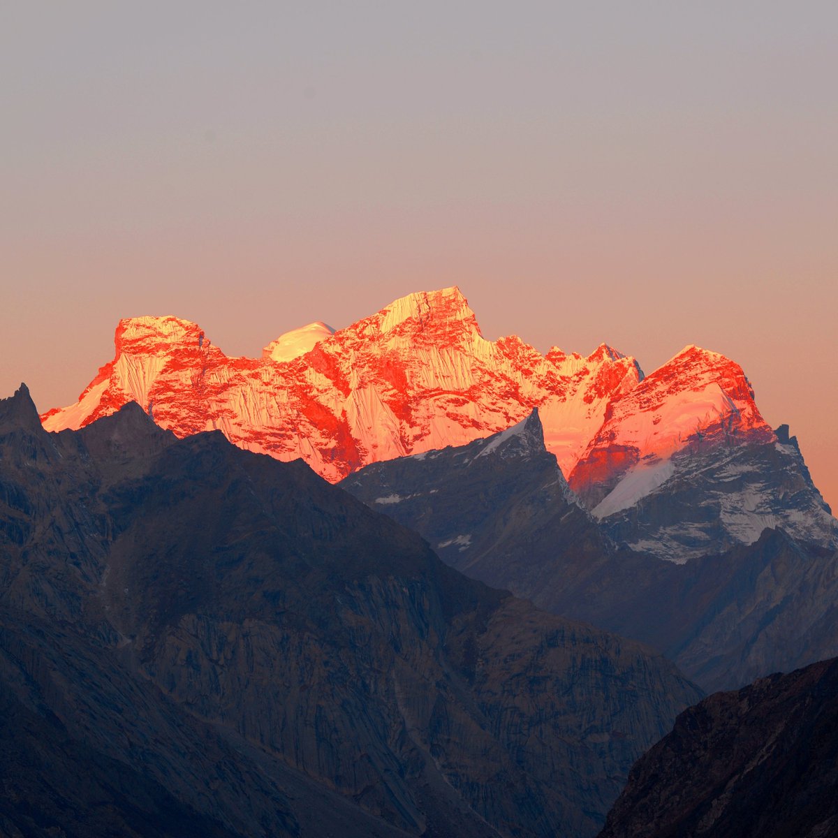 WajahatIqbal2's tweet image. Sunrise on the beautiful Nun Kun massif standing tall at 7000 plus meters and raw from camera.This photograph was published by US Landscape Photography magazine.This is perhaps my most beloved frame I have taken in my photography journey(5th Nov,2017)
#Zanskar #Himalayas #Sunrise