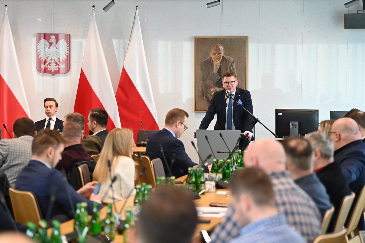 W Sejmie pod patronatem Wicemarszałka <a href="/krzysztofbosak/">Krzysztof Bosak 🇵🇱</a> trwa konferencja „Czyste powietrze - czysty absurd”, poświęcona problemom polskich firm produkujących pompy ciepła oraz innych urządzeń OZE. 
Największym problemem branży jest brak chęci współpracy ze strony <a href="/MKiS_GOV_PL/">Ministerstwo Klimatu i Środowiska</a> przy