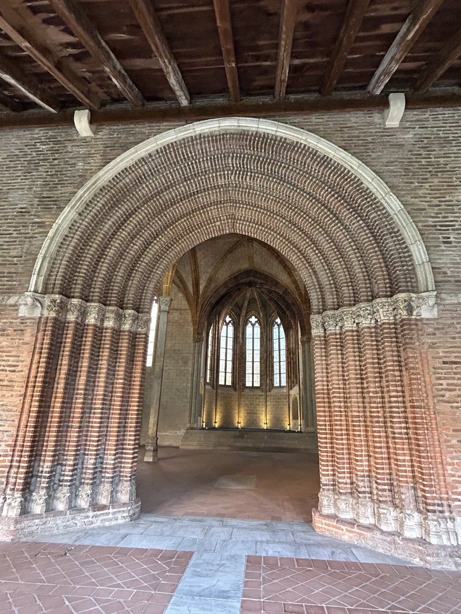 FrancoiseChack's tweet image. Challenge photo a day 2025
March-31
Lines comme celles courbes de l’entrée du cloître des Jacobins Toulouse
#fmspad