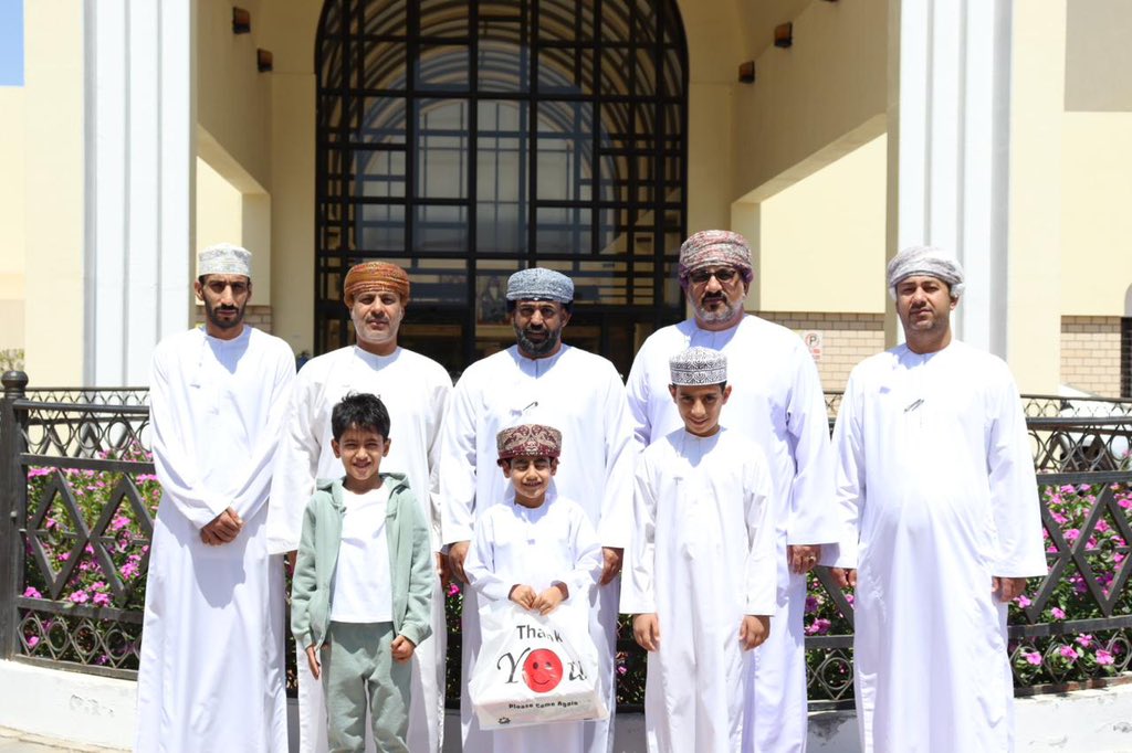h_algharbi78's tweet photo. الأحد ٣٠ رمضان ١٤٤٦ هـ مبادرة فريق الحجر الغربي لإدخال الفرحة إلى قلوب الأطفال المنومين بمستشفى الرستاق المرجعي بالتعاون مع مستشفى الرستاق وجمعية المرأة العمانية بالرستاق.
@alrustaq97 
@rustaqhospital https://t.co/tNAjq2hIut
