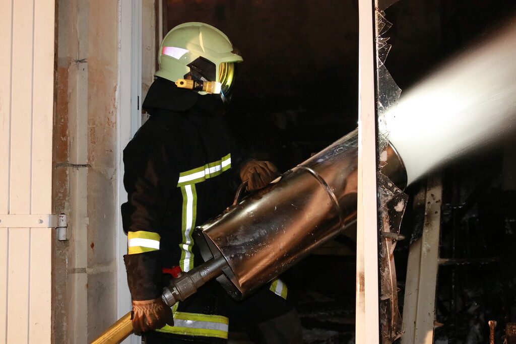 SDIS17's tweet photo. [RETOUR SUR INTERVENTION]🔥
Dimanche 9 mars, les #sapeurspompiers du @SDIS17 sont intervenus sur l’incendie d’une maison à Plassay.
Mobilisation : 40 👨‍🚒, 15 🚒, 4 lances 💧 et une bâche incendie.
🔎Valeur du sauvé : limitation de la propagation aux autres habitations
#DECI https://t.co/DJUvzoL8wd