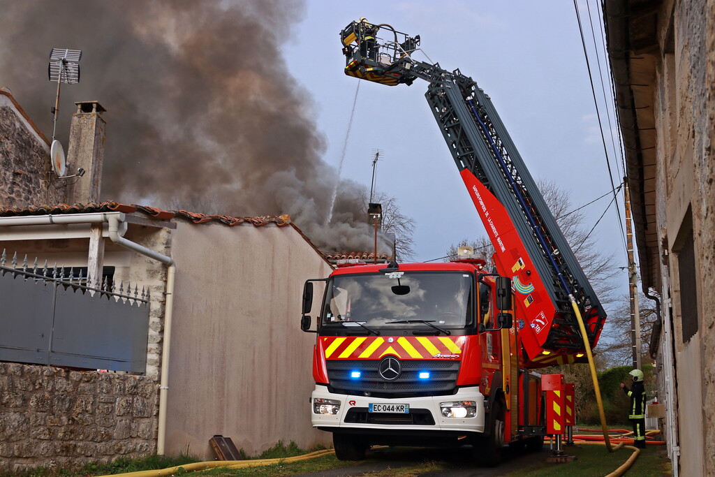 SDIS17's tweet photo. [RETOUR SUR INTERVENTION]🔥
Dimanche 9 mars, les #sapeurspompiers du @SDIS17 sont intervenus sur l’incendie d’une maison à Plassay.
Mobilisation : 40 👨‍🚒, 15 🚒, 4 lances 💧 et une bâche incendie.
🔎Valeur du sauvé : limitation de la propagation aux autres habitations
#DECI https://t.co/DJUvzoL8wd