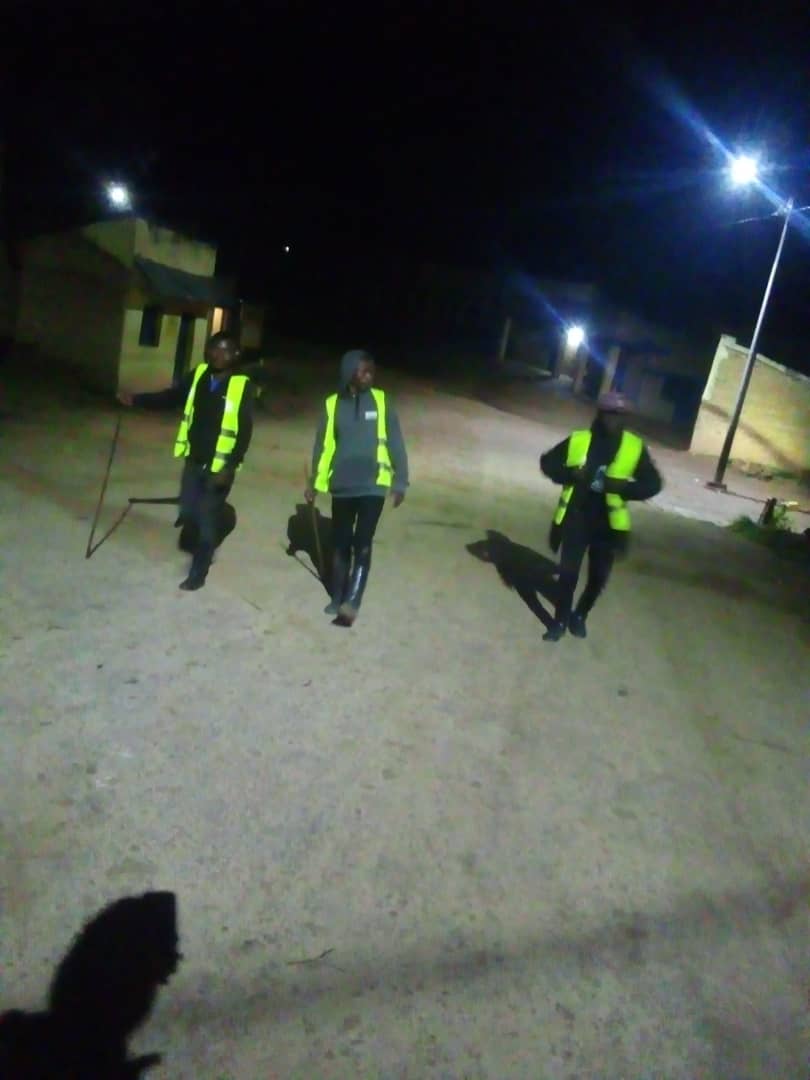 Urubyiruko rw'abakorerabushake mu Murenge wa Nyabimata, rwifatanyije n'abaturage kwicungira umutekano by'umwihariko mu kurara irondo.