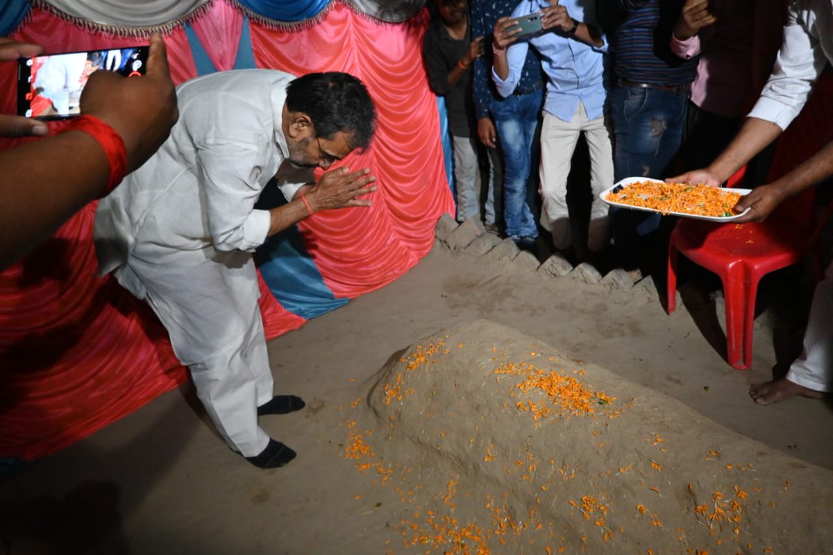UpendraKushRLM's tweet photo. गरीबों, शोषितों, वंचितों, मजदूरों, किसानों और महिलाओं के हक-हुकूक की आवाज़ बुलंद करते हुए अपना सर्वस्व न्यौछावर करने वाले सामाजिक न्याय के जांबाज सिपाही, अमर शहीद "कॉमरेड" चन्द्रशेखर प्रसाद उर्फ 'चंदू' जी के बलिदान दिवस पर उन्हें कोटिशः नमन एवं भावपूर्ण श्रद्धा-सुमन अर्पित करते हैं।