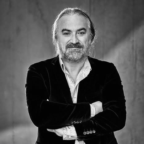 Çok kıymetli Volkan Konak’ı kaybettiğimize çok üzüldüm. Allah rahmet eylesin. Nurlar içinde uyusun.
Ailesi, yakınları ve tüm sevenlerine başsağlığı dilerim.