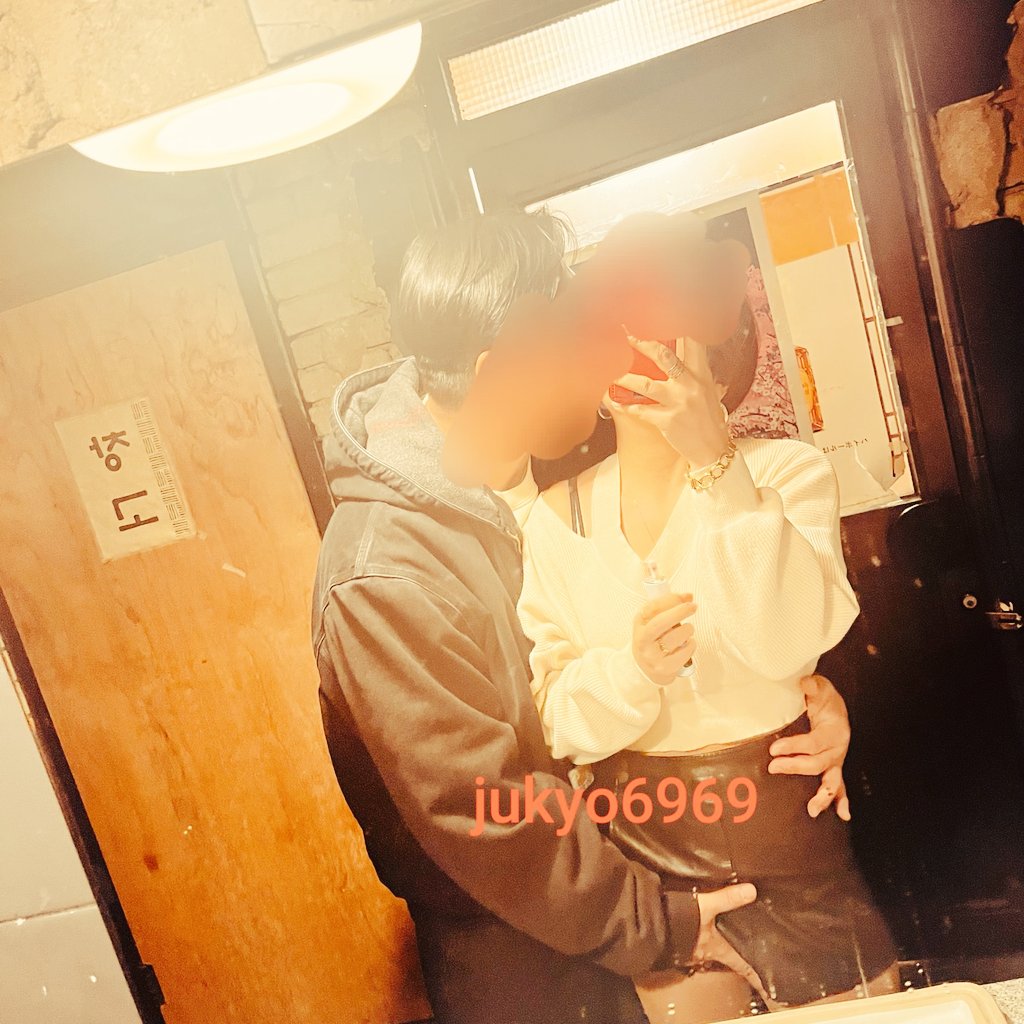 은교에게 남자친구가 생겼으면 좋겠다.
그녀를 매우 아끼지만 누군가에게 사랑
받는 모습을 보고있으면 미치도록 질투
가 나며 발갛게 흥분되어 있는 그 느낌
이 좋다.
네토리 성향 가득한 그런 은교의 남친이 필요하다.
(행여라도 뒤에서 작업하면 바로 차여요 은교는 적요를 배신하지않아요)