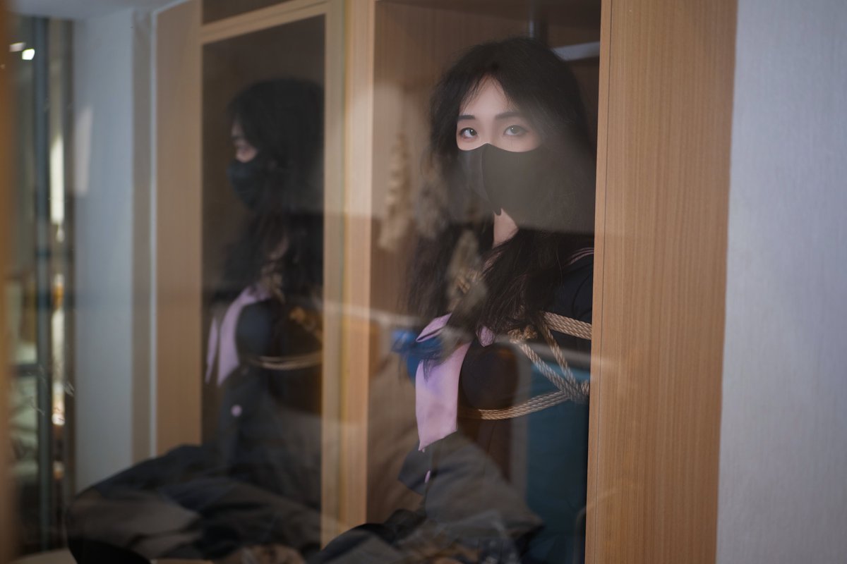 橱窗里默默等候的少女
要什么时候才能遇见她的买家呢

出镜：<a href="/lingxijiang/">玲汐</a>