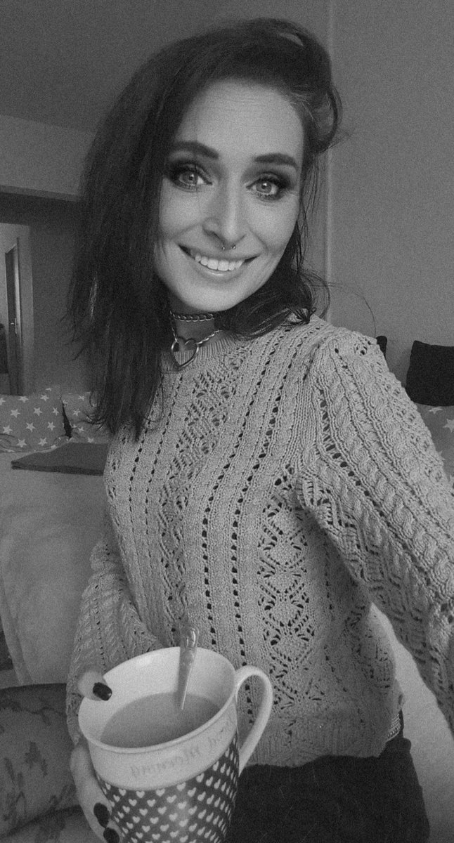 NxExNxi's tweet photo. Hallöchen zusammen 🤗 & willkommen #FirstOfApril
Habt eine schöne neue Woche und lasst es euch bloß nicht verarschen 🫣

Wenn ihr lächelt, lächle ich auch 🖤
#Montagslaecheln 

Ein wahrhaftes Schietwetter 🌧️
Da könnte man sagen, die neue Woche fängt ja geil an 🥺
Also wer war es und hat solch ein Wetter bestellt ? 
Soll das ein Scherz sein, wie haben doch Frühling 🌷
Arschkalt, windig und Regen, neee Kinders so werden wir keine Freunde 🤷🏻🥺

Vielleicht hilft ein #Montagsherz  & die Sonne lässt sich etwas blicken 🫶🏻
Naja da müssen wir wohl jetzt durch und ich selbst kralle mich an #Kaffeesex und zaubere mir so etwas gutes ☕

Hab's fein 🖤😘

#MondayMood #MondayVibes #Labioslunes #UpskirtMonday #MondaySmile #CoffeeLover #AprilFools #Eyes #photooftheday