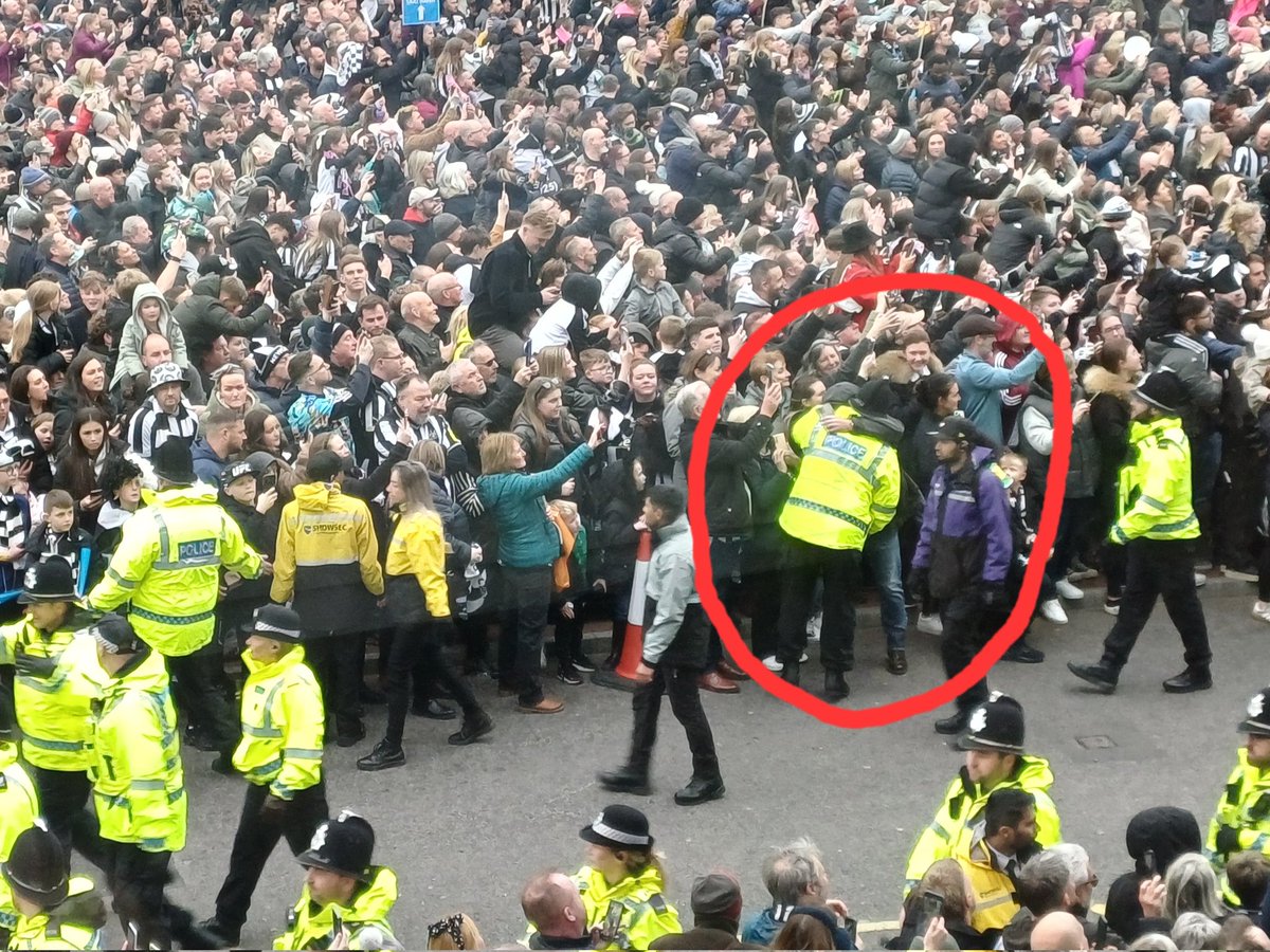 gimbaljaunts's tweet photo. @SupportersNufc It doesn’t matter who wears the badge and who wears the black and white - just two #Geordies sharing the joy of a long-awaited victory. Football at its finest 🖤🤍
#NUFC #nufcparade #NUFCFans https://t.co/AOzdgDTq5W