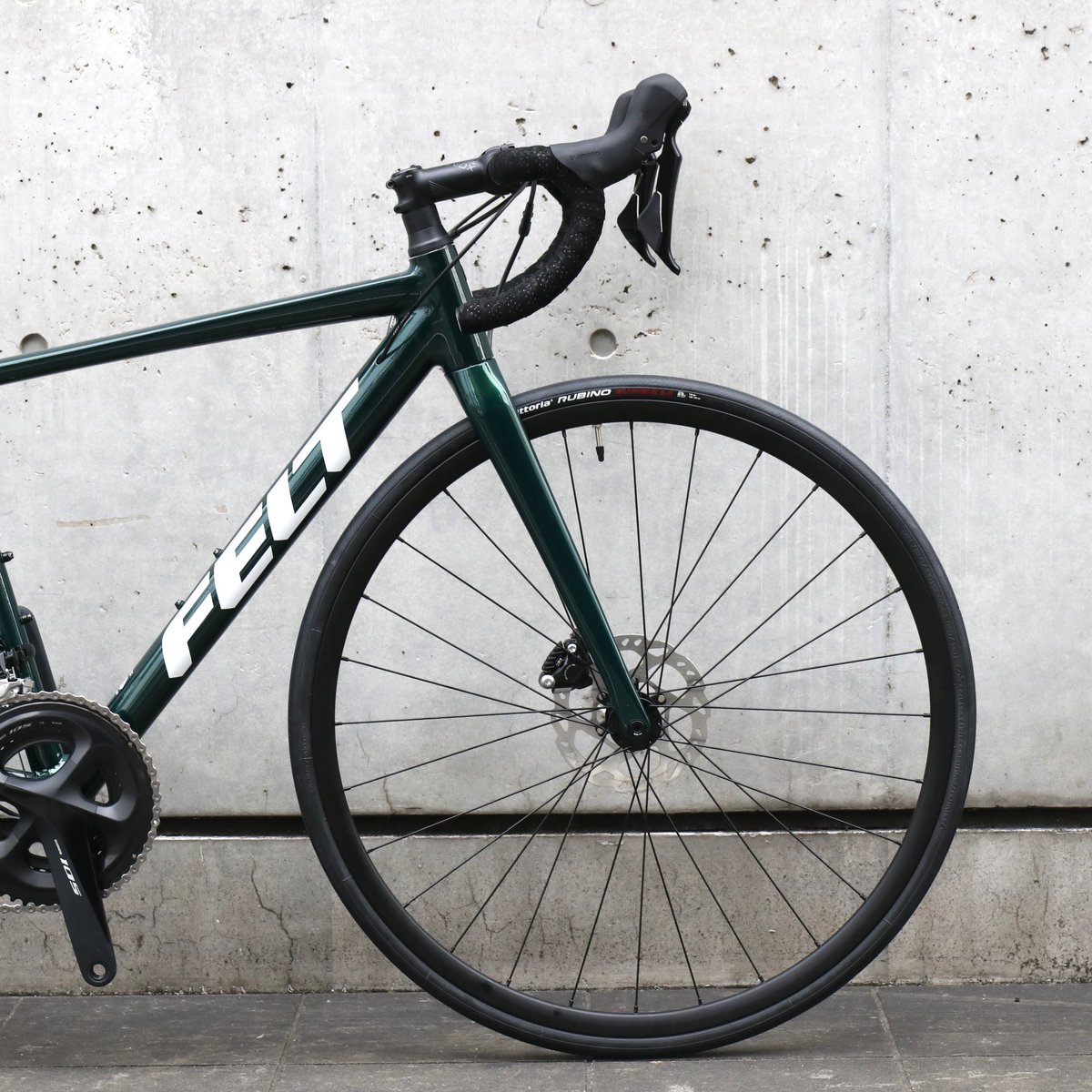 EIRINMARU's tweet photo. 【SALE】FELT FR30DISC
価格高騰による油圧ディスクロード難民を救う救世主がこちら。
こだわりアルミフレームにフルカーボンフォーク、油圧ディスク仕様のSHIMANO R7000系105 2x11speedコンポをフルスペックイン。
それでも20万円アンダーで買えてしまう大変貴重な選択肢！
https://t.co/U6drxnbXSI https://t.co/DbLl0YT7tH