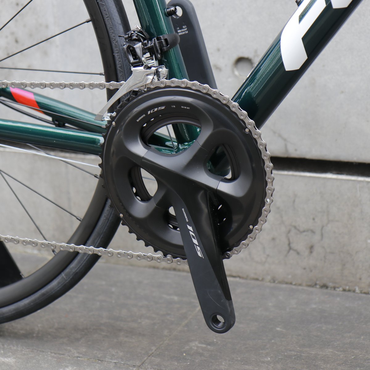 EIRINMARU's tweet photo. 【SALE】FELT FR30DISC
価格高騰による油圧ディスクロード難民を救う救世主がこちら。
こだわりアルミフレームにフルカーボンフォーク、油圧ディスク仕様のSHIMANO R7000系105 2x11speedコンポをフルスペックイン。
それでも20万円アンダーで買えてしまう大変貴重な選択肢！
https://t.co/U6drxnbXSI https://t.co/DbLl0YT7tH