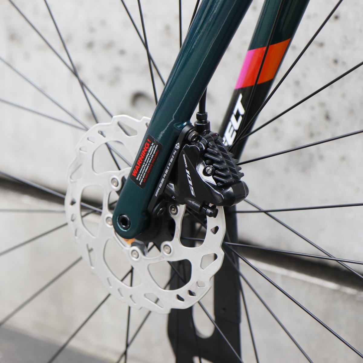 EIRINMARU's tweet photo. 【SALE】FELT FR30DISC
価格高騰による油圧ディスクロード難民を救う救世主がこちら。
こだわりアルミフレームにフルカーボンフォーク、油圧ディスク仕様のSHIMANO R7000系105 2x11speedコンポをフルスペックイン。
それでも20万円アンダーで買えてしまう大変貴重な選択肢！
https://t.co/U6drxnbXSI https://t.co/DbLl0YT7tH