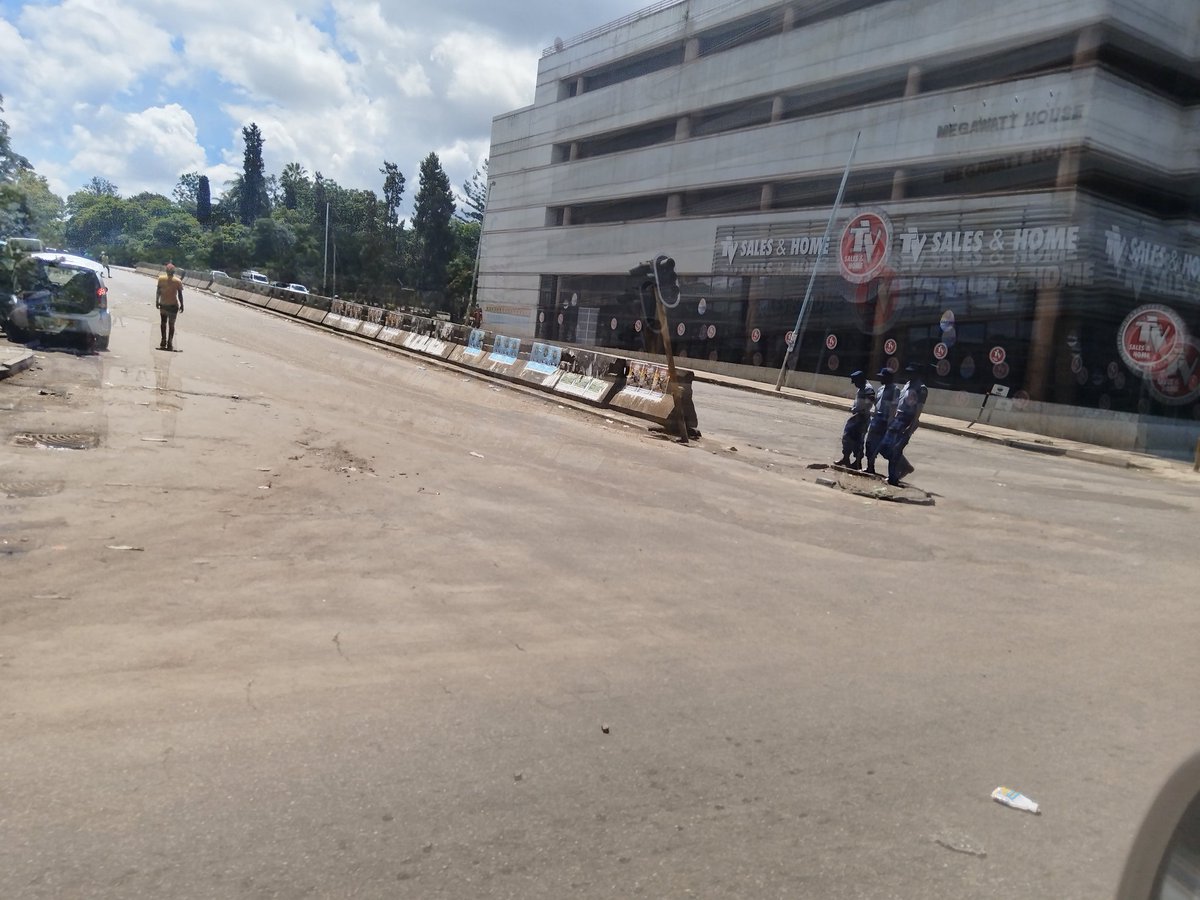 ZimNewsUpdates's tweet photo. 12:50 pm #ZimUpdates Zimbabwe Harare remains haunted city, most streets are empty only government complexes have activity. https://t.co/lnJvijCGJl