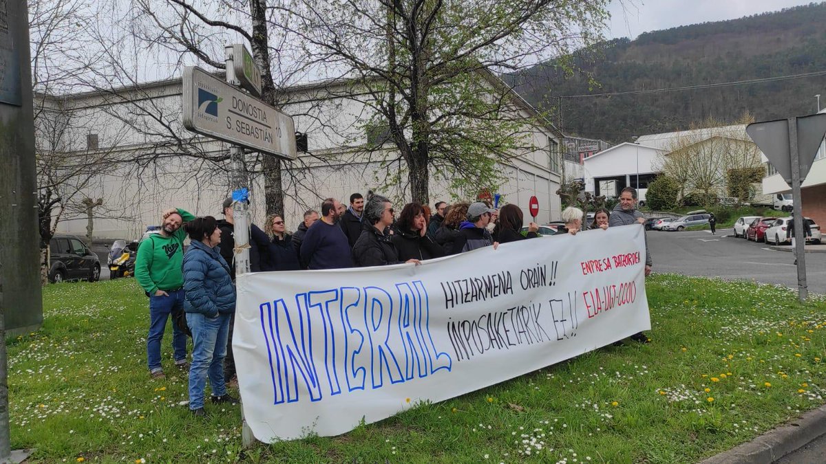 UGT_Euskadi's tweet photo. UGT FICA Euskadi participa en la concentración de la plantilla de #Interal en lucha por el convenio de empresa https://t.co/HtTVkNkbJG