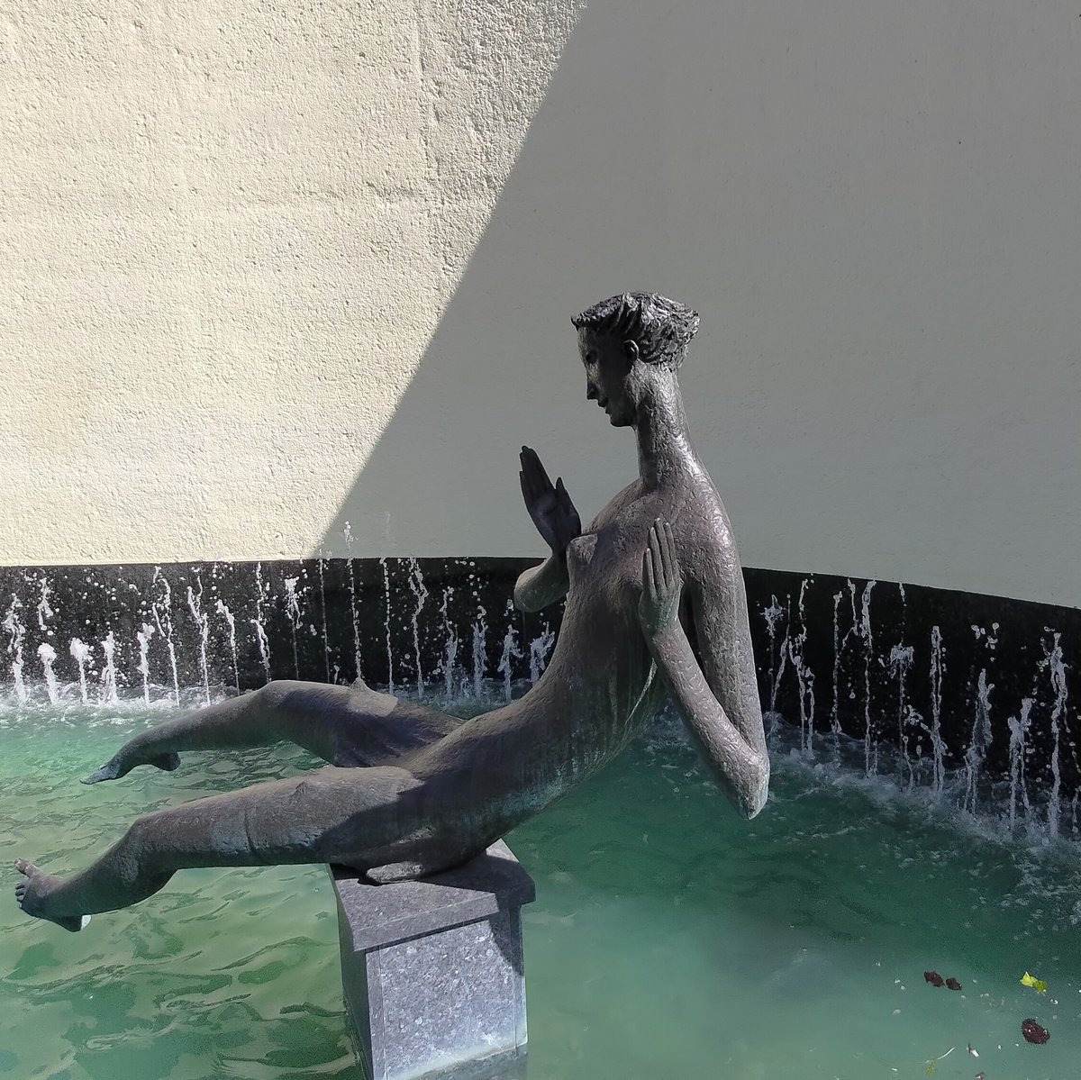 haringeycouncil's tweet image. ⛲ You may have seen the beautiful fountain outside #LibraryOfTheMonth Hornsey Library - but have you ever wondered about its history?

It was designed by T. B. Huxley Jones, the person behind the Joy of Life fountain in Hyde Park and the Helios statue at BBC Television Centre.