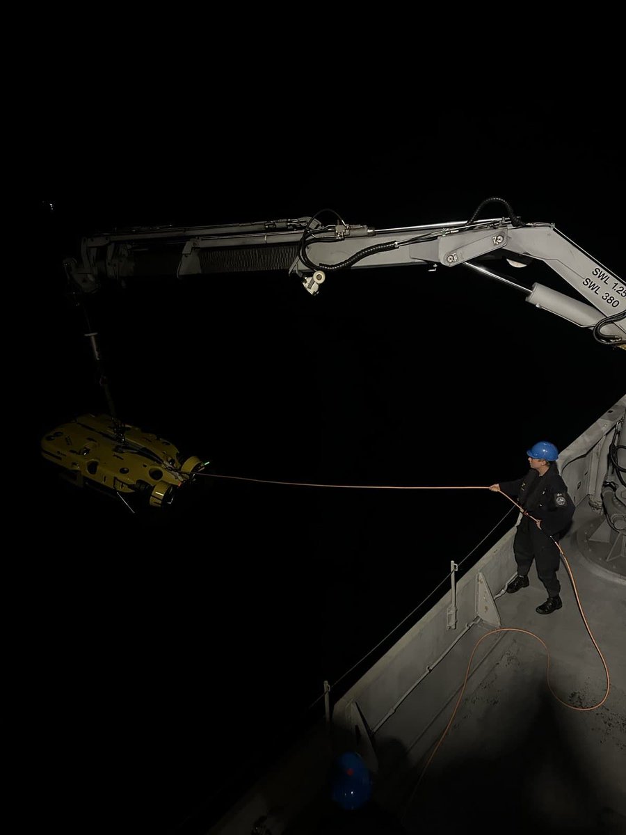In the quiet hours, 🇸🇪 Swedish minehunter Ulvön, currently assigned to Standing NATO Mine Countermeasures Group 1, keeps their skills sharp. Their crew recently deployed a Remotely Operated Vehicle (ROV) in low-light conditions, scanning the seabed with precision and focus. 🌊📡