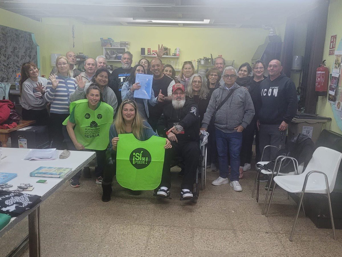 ¡DESAHUCIOS SUSPENDIDOS!
<a href="/bancosantander/">Santander</a> a través de Aliseda Inmobiliaria ha intentado desahuciar a 11 #FamiliasVulnerables de un edificio en la bda de Palmete 
Cuando las politicas de vivienda son inútiles <a href="/LA_PAH/">Plataforma de Afectadas por la Hipoteca</a> resuelve💪
#LogrosPAH  
#LogrosPahSevilla