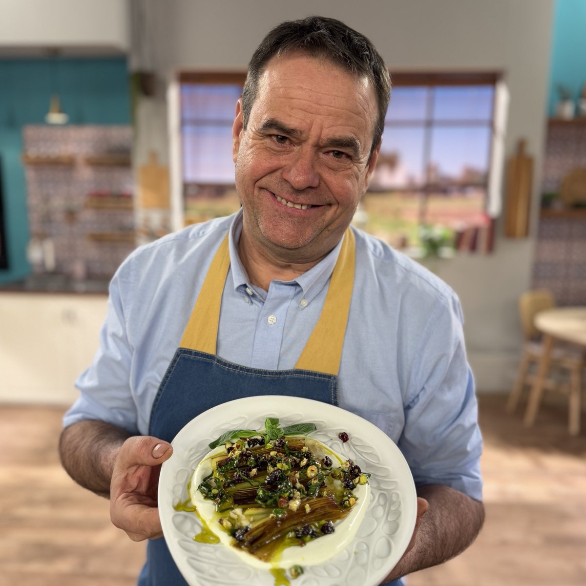 lacuinademorera's tweet photo. Hui fem una recepta que pot paréixer senzilla, però amaga un secret en cada mos: la caramel·lització 😋
🔥 Cuinem uns #alls porros amb salsa de #nabius
⏰ 15:25 h | @apunt_media | #LaCuinaDeMorera https://t.co/8S7KP5WHt0