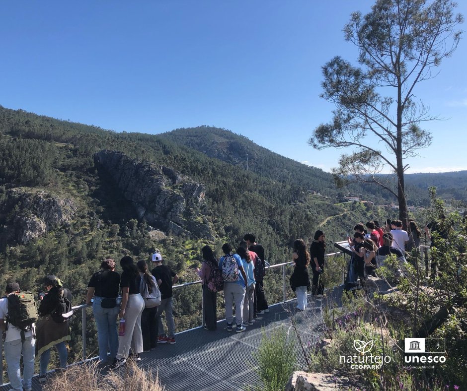 ‘The hidden secrets in Vale Mourão and the Forest at the Living Science Centre’.
Students first visited the Living Science Forest Centre and then went on to Sobral Fernando where they visited the Portas de Almourão Geomonument