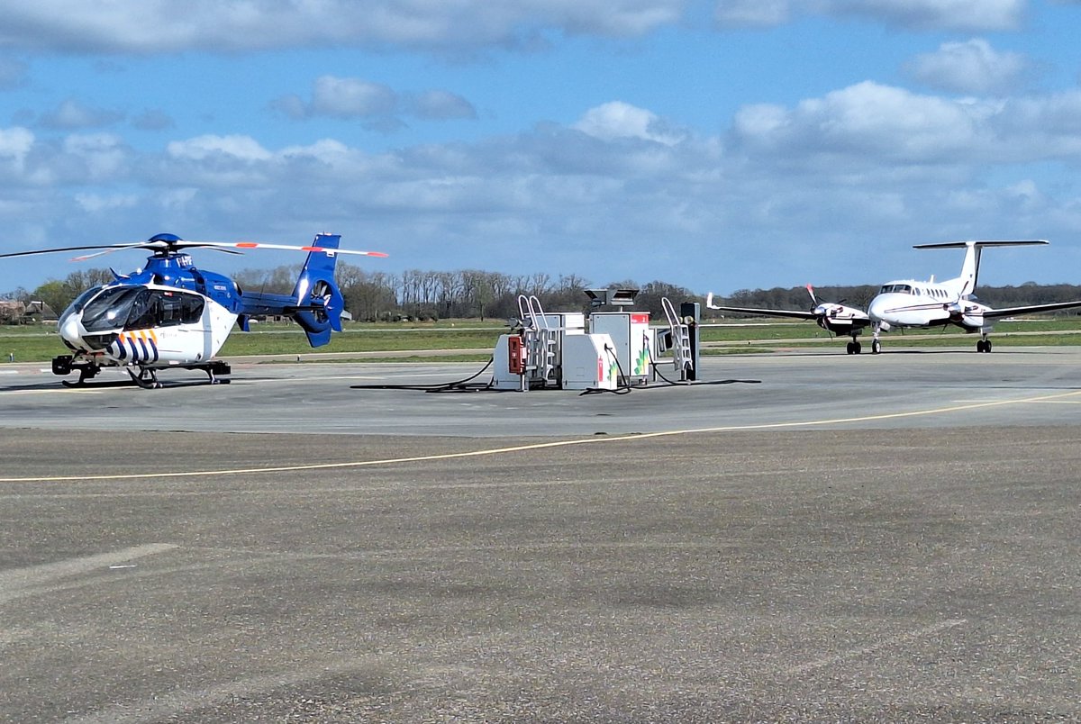 joshua_josprijs's tweet photo. Zojuist is de #police06 PH-PXF weer vertrokken van AirportTeuge na getankt te hebben.
@DePolitieheli @coryoconnor96 https://t.co/5HBo9s0oVc