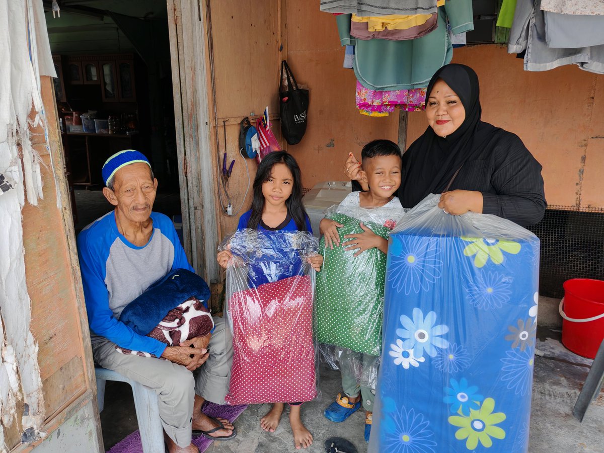 teammudajohor's tweet photo. Sebelum Ramadan melabuhkan tirai dan Syawal menjelma datang, MUDA Pasir Gudang telah selesai menyampaikan amanah daripada penyumbang untuk mangsa-mangsa banjir dan juga keluarga yang memerlukan. https://t.co/MWRNHfaGBd