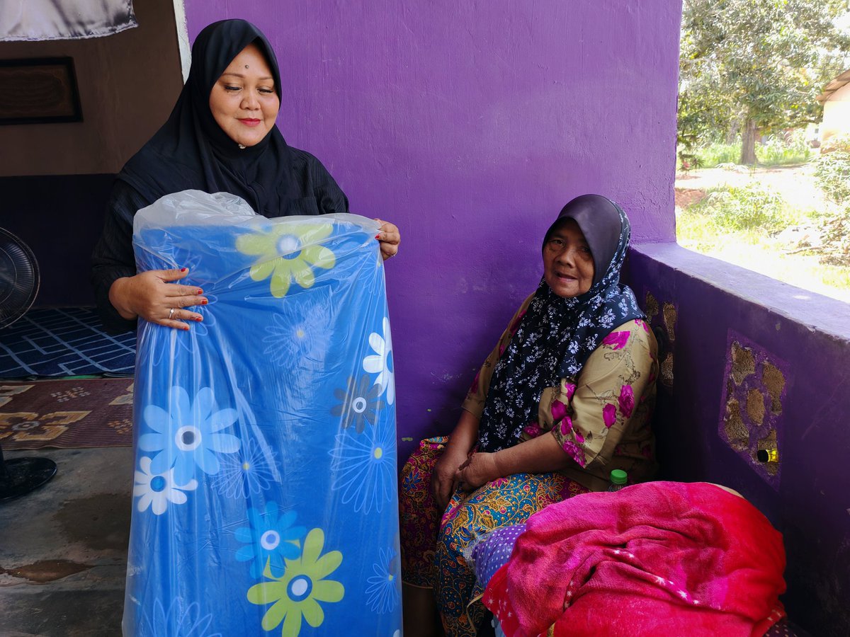 teammudajohor's tweet photo. Sebelum Ramadan melabuhkan tirai dan Syawal menjelma datang, MUDA Pasir Gudang telah selesai menyampaikan amanah daripada penyumbang untuk mangsa-mangsa banjir dan juga keluarga yang memerlukan. https://t.co/MWRNHfaGBd