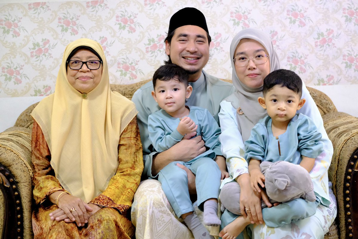 Wan Ahmad Fayhsal (@wanfayhsal) on Twitter photo Selamat Hari Raya โAid al-Fitri buat semua kenalan dan taulan daripada kami - Wan Fayhsal, Siti Nuhara, Wan Dastan, Wan Razan.
Maaf zahir dan batin.
ู
ู ุงูุนุงุฆุฏูู ูุงููุงุฆุฒููุุชูุจู ุงููู ู
ูุง ูู
ููู
ุตูุงู
ูุง ูุตูุงู
ูู
ูู ุนุงู
ูุงูุชู
ุจุฎูุฑ
#EidMubarak #EidFitri #HariRaya2025 #Lebaran Selamat Hari Raya โAid al-Fitri buat semua kenalan dan taulan daripada kami - Wan Fayhsal, Siti Nuhara, Wan Dastan, Wan Razan.
Maaf zahir dan batin.
ู
ู ุงูุนุงุฆุฏูู ูุงููุงุฆุฒููุุชูุจู ุงููู ู
ูุง ูู
ููู
ุตูุงู
ูุง ูุตูุงู
ูู
ูู ุนุงู
ูุงูุชู
ุจุฎูุฑ
#EidMubarak #EidFitri #HariRaya2025 #Lebaran