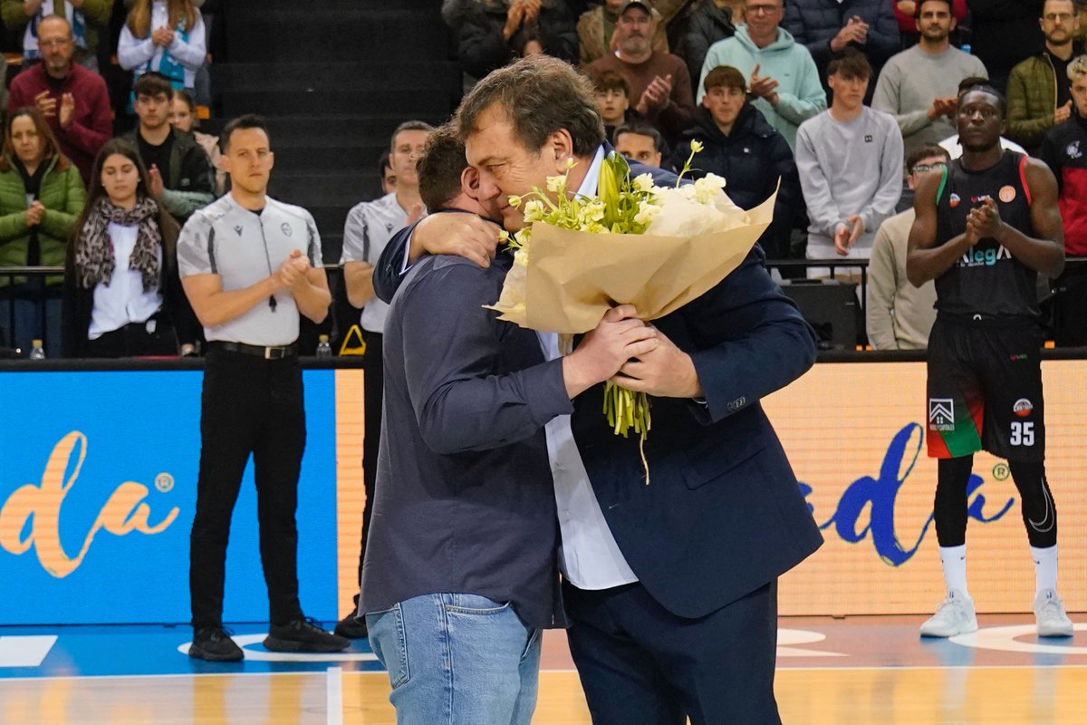 BasquetMenorca's tweet photo. No hi ha res que ens emocioni més que haver pogut dedicar-vos aquesta victòria. A l'afició, a les entitats esportives presents, però especialment, a tu, Ramón 🫶

💐 El teu homenatge i el nostre record, per sempre a Bintaufa.

#Menorca #UnaillaUnequip #EsportsCIMe #MatealEstigma https://t.co/iKxVt0EBJ1