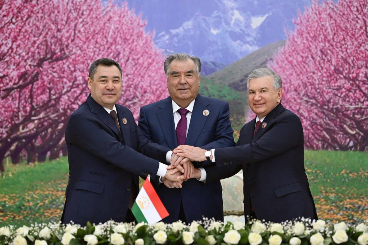OShaykhov's tweet photo. Today marks history in #CentralAsia — in Khujand, the presidents of #Uzbekistan, #Kyrgyzstan & #Tajikistan signed a trilateral deal confirming their joint border point. With all borders now agreed & demarcated, 34 years of post-Soviet disputes are finally closed. #BorderStatus https://t.co/yo8lzfc2jR