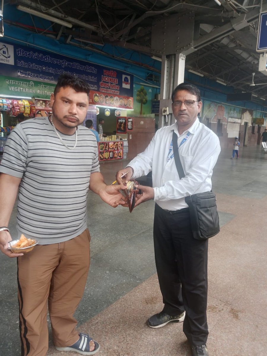 irtcsobpl's tweet photo. @RailMinIndia @AshwiniVaishnaw @IR_CRB @gmwcrailway @BhopalDivision @srdcmbpl @GSIRTCSO sir on dt-31/03/25 shree M S Rajput Acti/bpl while working on pf duty at bhopal found a purse on the floor.later verifying  given to genuine passenger.Great  example of  honesty https://t.co/1o4J4F4kAh