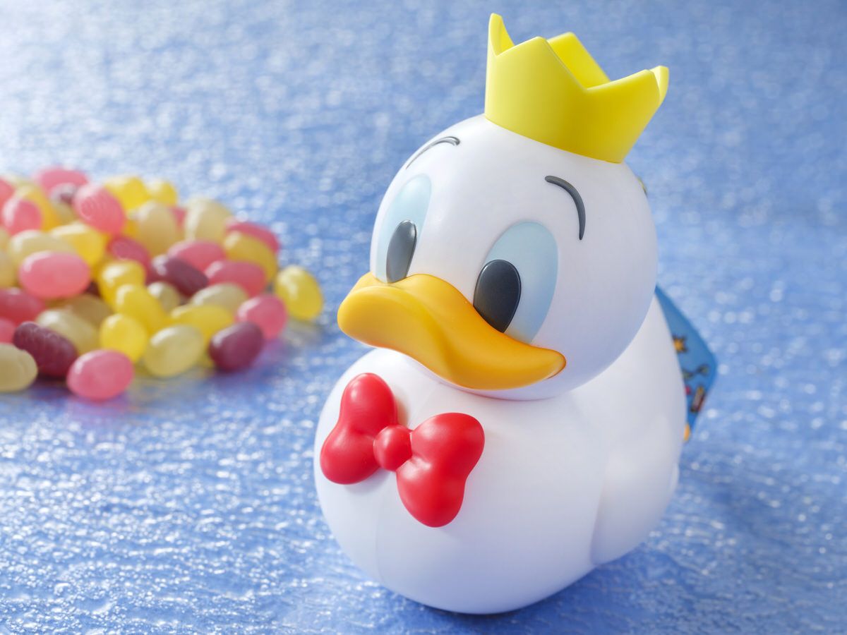 DtimesDelicious's tweet photo. かわいいアヒル型！
東京ディズニーランド“ディズニー・パルパルーザ”第4弾｢ドナルドのクワッキー・ダック!ダック!ダックシティ!｣グミキャンディー、ミニスナックケース付き
明日4月1日より発売☆
詳細→https://t.co/IknOuWSSSM https://t.co/9iirYavGfA