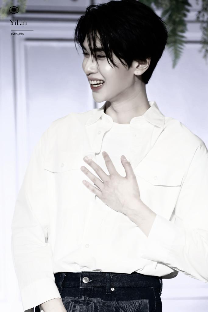 Just a casual moment with Dunk, looking effortlessly charming as always!