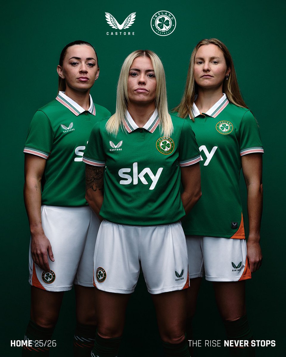 洋書 IRELAND'S SOCCER TOP 20 GnXZgc6XMAAiZsr.jpg