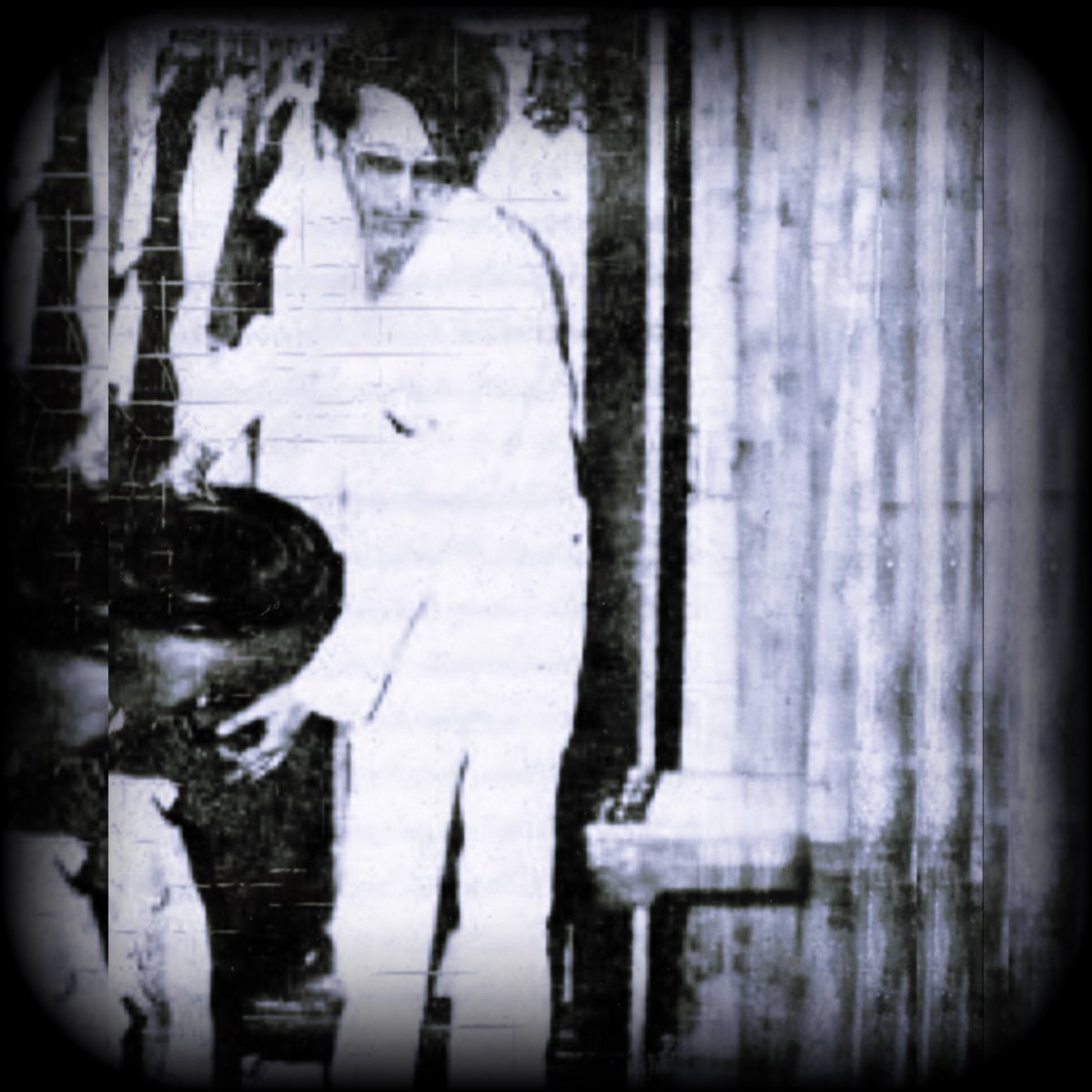 “กลิ่นอะไรเนี่ย!?”
 
ไม่มีใครคิดว่าทาวน์เฮ้าส์สองชั้นธรรมดาๆ ตรงข้ามห้างพาต้า ปิ่นเกล้า จะกลายเป็นสุสานที่ซ่อนศพไว้ได้นานถึง 3 ปีทั้งที่มีผู้เช่าอาศัยอยู่ตลอด จนกระทั่งสองพี่น้องวัยเรียนดวงซวยมาเช่าห้องพักข้างๆ และต้องทนดมกลิ่นสยองทุกวัน…(มีต่อ)