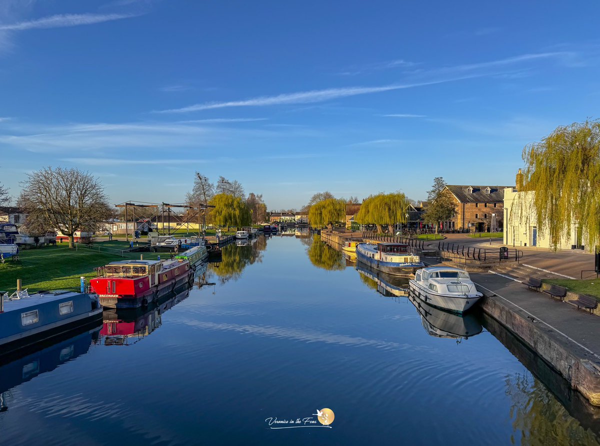 VeronicaJoPo's tweet image. Happy new week 🌤️
It looks like will be a sunny one in The Fens 🥰
Ely, Cambridgeshire 
#springishere #springtime #sunnydays