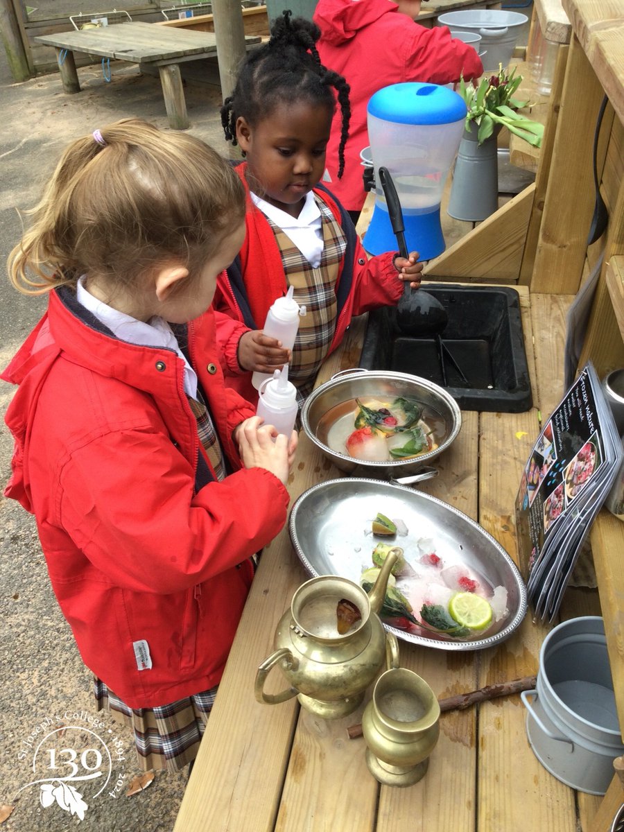 sjcrmain's tweet image. Our Reception children have been really enjoying the Outdoor Kitchen recently. Last week they explored scented water and frozen fruits. They loved sharing with Mrs Siddiqui their discoveries.

#SJCRCommunication #LearnThroughPlay #OutdoorKitchen